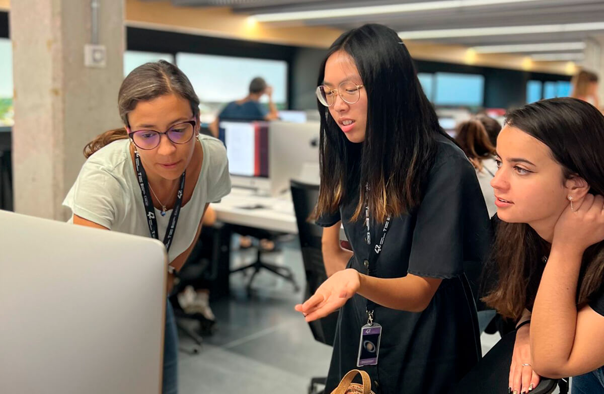 El campus 42 Barcelona pone en marcha distintas iniciativas formativas dirigidas solo a mujeres para impulsar el talento femenino en el ámbito tecnológico.