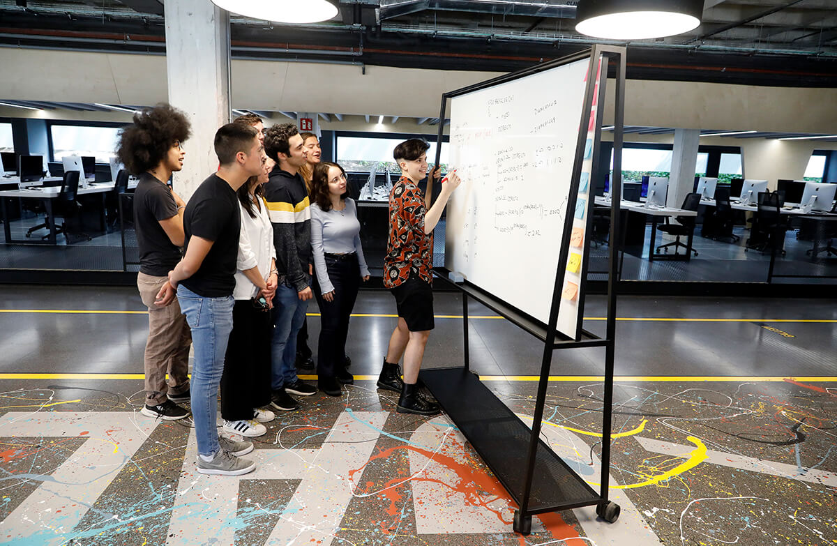 En la imagen, los estudiantes de 42 Barcelona durante su formación en el campus gratuito de programación. 