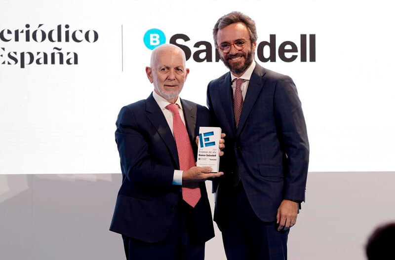 Aitor Moll, consejero delegado de Prensa Ibérica, entrega el Premio ‘Empresa Internacional’ a José García-Carrión, presidente de García Carrión / José Luis Roca