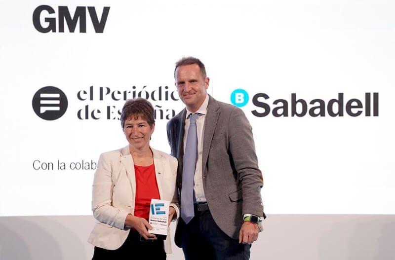 Charles de Bonnecorse, director general de Ubico Corporate Mobility, entrega el Premio ‘Empresa Innovadora’ a Mónica Martínez Walter, presidenta de GMV / José Luis Roca