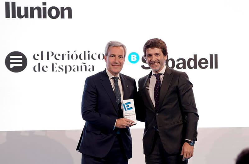 Sergi Guillot, director general de Prensa Ibérica, entrega el Premio ‘Empresa Inclusiva’ a Alejandro Oroño, consejero delegado de Ilunion / José Luis Roca