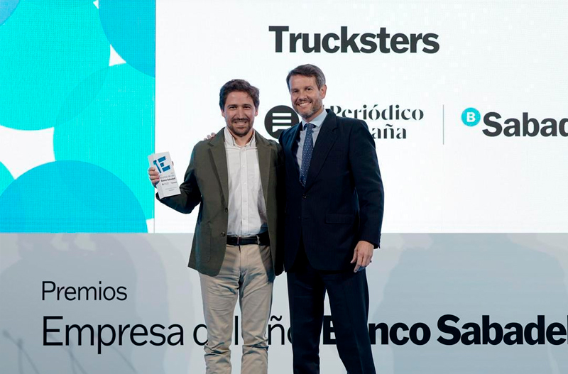 Eduardo Currás, director general adjunto del Banco Sabadell, entrega el Premio ‘Startup’ a Luis Bardají, CEO y Co-founder de Trucksters / José Luis Roca